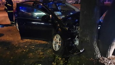 У Рівному вночі авто влетіло в дерево, є травмовані У Рівному вночі авто влетіло в дерево, є травмовані
