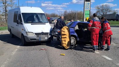На Вінниччині рятувальники деблокували двох людей із понівеченої в ДТП автівки На Вінниччині рятувальники деблокували двох людей із понівеченої в ДТП автівки