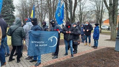 "Це тупо совок": на акцію прихильників Жукова у Харкові прийшли противники його вшанування "Це тупо совок": на акцію прихильників Жукова у Харкові прийшли противники його вшанування