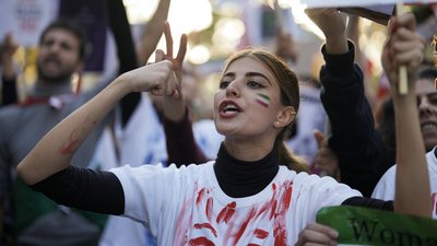"Жінки, життя, свобода". У Берліні пройшла багатотисячна акція протесту проти іранського режиму "Жінки, життя, свобода". У Берліні пройшла багатотисячна акція протесту проти іранського режиму