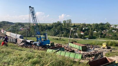 На Тернопільщині зійшли з рейок вантажні вагони: тривають відновлювальні роботи На Тернопільщині зійшли з рейок вантажні вагони: тривають відновлювальні роботи