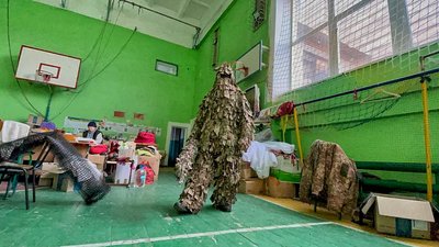 У Миколаєві виготовляють маскувальні костюми для військових