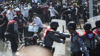 У М'янмі 100 тисяч людей протестують проти військової влади У М'янмі 100 тисяч людей протестують проти військової влади