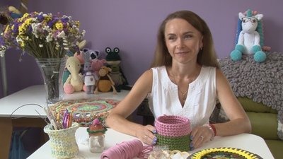 Майстриня в'яже кошик Майстриня в'яже кошик