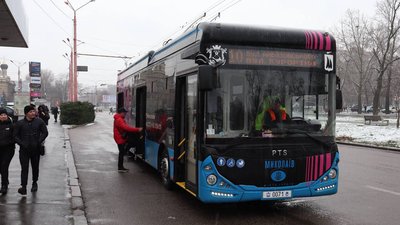 У Миколаєві на три години змінять рух тролейбусів через обрізку дерев
