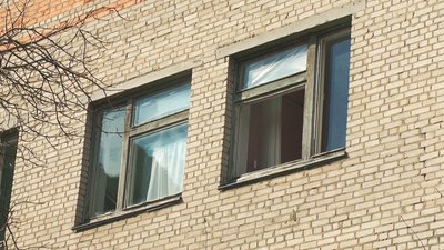 Вибиті вікна, двері, пошкоджена покрівля будинків. Наслідки ракетного обстрілу вінницької телевежі Вибиті вікна, двері, пошкоджена покрівля будинків. Наслідки ракетного обстрілу вінницької телевежі