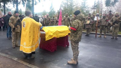 "Казав: мама щоб не знала". У Сумах поховали загиблого воїна Олександра Шевченка "Казав: мама щоб не знала". У Сумах поховали загиблого воїна Олександра Шевченка