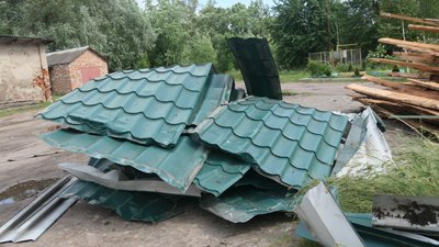 На Сумщині з житлового будинку вітром зірвало дах На Сумщині з житлового будинку вітром зірвало дах