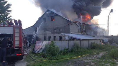 У Львові горять складські приміщення: пожежу гасять майже 70 рятувальників