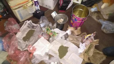 На Житомирщині з обійстя чоловіка поліцейські вилучили 20 пакунків наркотичного зілля На Житомирщині з обійстя чоловіка поліцейські вилучили 20 пакунків наркотичного зілля