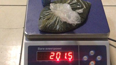 Службовий пес "Лунтік" виявив наркотики, які намагалися перевезти через "Ягодин" Службовий пес "Лунтік" виявив наркотики, які намагалися перевезти через "Ягодин"