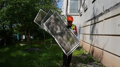 Комунальник прибирає на місці удару авіабомбами в Харкові