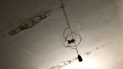 "Підставляю відра": у багатоповерхівці у Полтаві після ремонту даху вода продовжує текти в оселі "Підставляю відра": у багатоповерхівці у Полтаві після ремонту даху вода продовжує текти в оселі