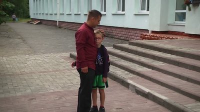Роман намагається щоразу зустрічати молодшого сина зі школи, вересень 2023. Фото: Суспільне Хмельницький Роман намагається щоразу зустрічати молодшого сина зі школи, вересень 2023. Фото: Суспільне Хмельницький