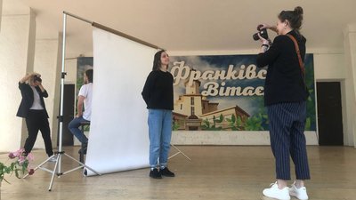 В Івано-Франківську проводять благодійну фотосесію на підтримку ЗСУ В Івано-Франківську проводять благодійну фотосесію на підтримку ЗСУ