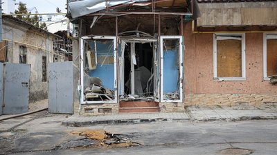 Херсон, обстріли, будинок, пошкодження, уламки