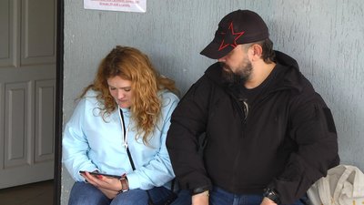 Батьки спортсменів спостерігають за змаганнями через смартфони. Фот: Суспільне Поділля Батьки спортсменів спостерігають за змаганнями через смартфони. Фот: Суспільне Поділля