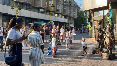 "Дивишся в ті очі, і мурахи по тілу". Як у Франківську актори мім-театру вітали із Днем Конституції "Дивишся в ті очі, і мурахи по тілу". Як у Франківську актори мім-театру вітали із Днем Конституції