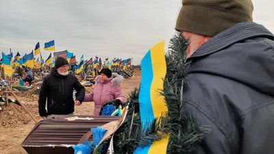 На Алеї слави у Харкові перепоховали бійця тероборони, який був похований як безіменний На Алеї слави у Харкові перепоховали бійця тероборони, який був похований як безіменний