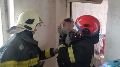 Випав з вікна на третьому поверсі. На Дніпропетровщині рятувальники відчинили квартиру з дітьми, яких лишили без нагляду