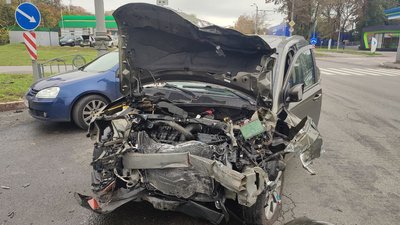 У Харкові внаслідок аварії перекинулася швидка: двоє травмованих У Харкові внаслідок аварії перекинулася швидка: двоє травмованих