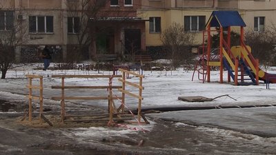 Поруч з проваллям - дитячий майданчик Поруч з проваллям - дитячий майданчик
