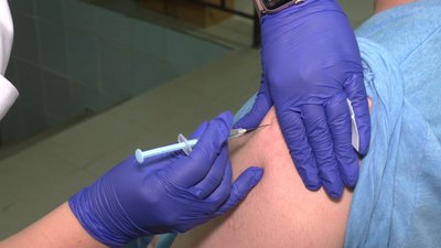 Після вакцини може виникнути біль в руці, підвищення температури, головний біль та слабкість Після вакцини може виникнути біль в руці, підвищення температури, головний біль та слабкість