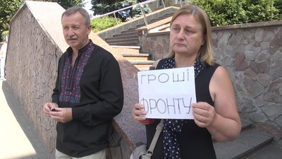 Лучанка Дарина Нагорнюк на пікеті біля міської ради Лучанка Дарина Нагорнюк на пікеті біля міської ради