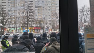 У Черкасах поліція заблокувала вхід до будівлі, де відбувається сесія міськради