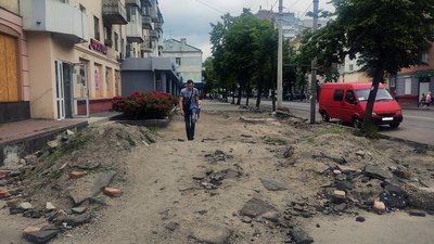 Розриті тротуари та смуга руху без асфальту – ремонт вулиці Київської у Житомирі поки не поновлюватимуть Розриті тротуари та смуга руху без асфальту – ремонт вулиці Київської у Житомирі поки не поновлюватимуть