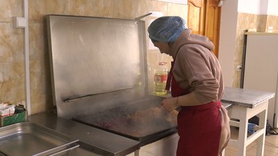 "Готуємо для наших хлопців із любов’ю". Як у Калуші варять борщ для українських бійців на передову "Готуємо для наших хлопців із любов’ю". Як у Калуші варять борщ для українських бійців на передову