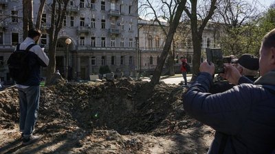 У Києві у парку Шевченка почали відновлювати дитячий майданчик, що постраждав від ракети