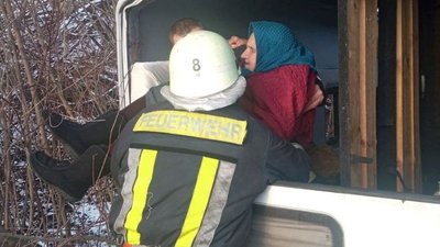 Затисло в машині: волинські рятувальники визволили двох жінок