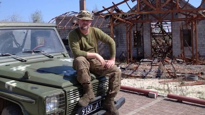 «Падре» у зонах виконання бойових дій, сидить на військовій авто