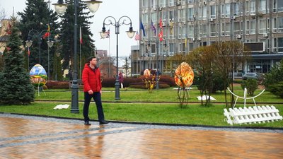 У Вінниці до Великодня встановили півтораметрові писанки