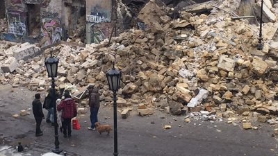 У центрі Одеси обвалився закинутий будинок. Місцеві кажуть, там жили безпритульні У центрі Одеси обвалився закинутий будинок. Місцеві кажуть, там жили безпритульні