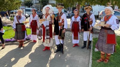 "Пір'їнка до пір'їнки". Прикарпатка Мирослава Воротняк створює весільні вінки "Пір'їнка до пір'їнки". Прикарпатка Мирослава Воротняк створює весільні вінки