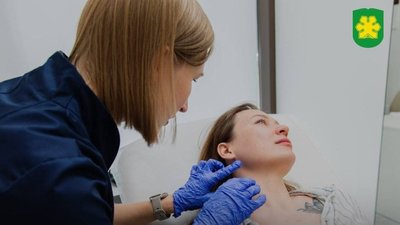 Жінка на прийомі у лікаря-дерматолога