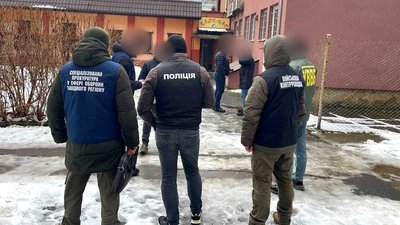 Працевлаштування за 10 000 доларів. На Львівщині військовому повідомили про підозру