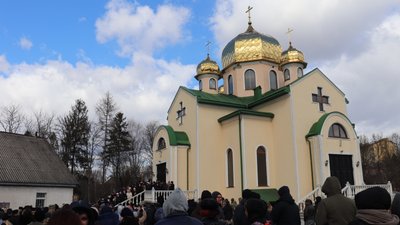 Зі сварками й сутичками. У Франківську віряни ПЦУ прийшли на перше богослужіння у храм на Довженка, що належав УПЦ МП Зі сварками й сутичками. У Франківську віряни ПЦУ прийшли на перше богослужіння у храм на Довженка, що належав УПЦ МП