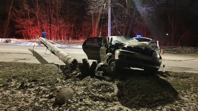 У Дніпровському районі Запоріжжя водійка легковика з трьома пасажирками в'їхала в стовп