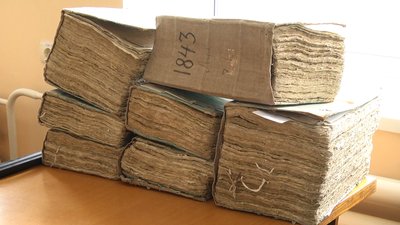 У Житомирському обласному архіві оцифровують документи за допомогою безконтактних сканерів У Житомирському обласному архіві оцифровують документи за допомогою безконтактних сканерів