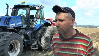 Аграрій на полі у Донецькій області, жовтень 2023 року Аграрій на полі у Донецькій області, жовтень 2023 року