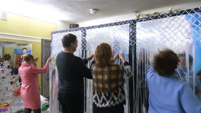 У Франківську педагоги центру дитячої творчості сплели й відправили на фронт понад 150 маскувальних сіток У Франківську педагоги центру дитячої творчості сплели й відправили на фронт понад 150 маскувальних сіток