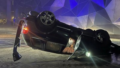 Перевернуте авто, водій якого тікав від поліції у Луцьку, 19 грудня 2025 року