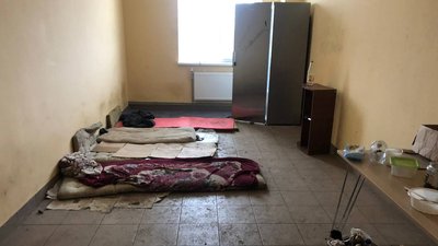 "Приїхали з добром". Жителі В'язового на Сумщині показали зіпсовані росіянами приміщення елеватора