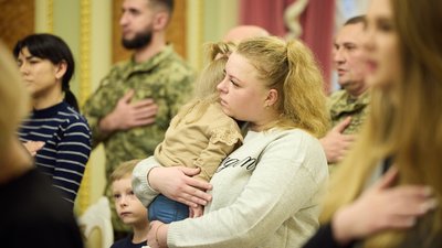 Родина Героя України з Луганщини отримала сертифікат на житло від президента