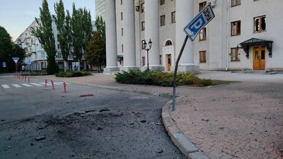 Влучання поблизу драматичного театру