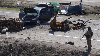 Військовий 92-ї ОМБ на трасі між Чугуєвом та Харковом під час зачистки дороги від окупантів 29 березня. На трасі десятки розстріляних та спалених росіянами цивільних авто Військовий 92-ї ОМБ на трасі між Чугуєвом та Харковом під час зачистки дороги від окупантів 29 березня. На трасі десятки розстріляних та спалених росіянами цивільних авто