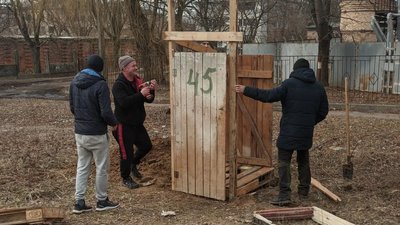 Чернігівці будують у дворах вуличні вбиральні Чернігівці будують у дворах вуличні вбиральні
